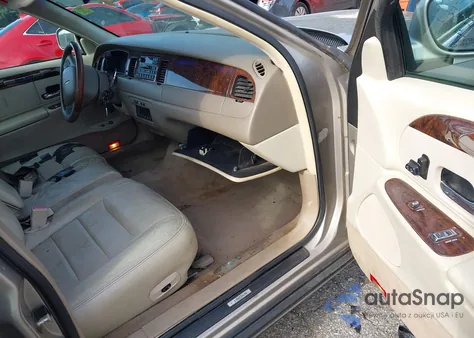 2001 Lincoln Town Car Signature from USA, damaged, VIN 1LNHM82W81Y611688